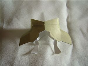 兜をかぶった鳥のペーパークラフト