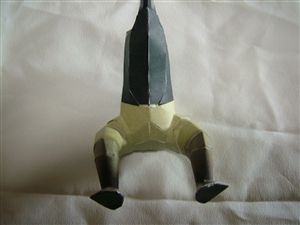 兜をかぶった鳥のペーパークラフト