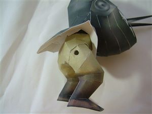 兜をかぶった鳥のペーパークラフト